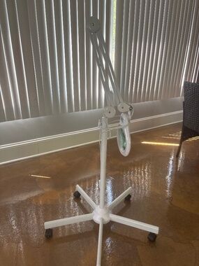 Neatfi Magnifying Lamp